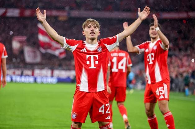 22 10 2025, Football, UEFA Champions League, FC Bayern München Club Brugge, Allianz Arena, Season 2025 2026 Goal celebration after the goal to 1 0 by scorer Lennart Karl FC Bayern Muenchen 42 together with Regulations prohibit any use of photographs as image sequences and or quasi video Bayern Germany