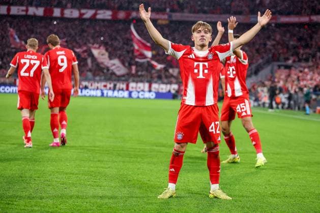 22 10 2025, Football, UEFA Champions League, FC Bayern München Club Brugge, Allianz Arena, Season 2025 2026 Goal celebration after the goal to 1 0 by scorer Lennart Karl FC Bayern Muenchen 42 together with Regulations prohibit any use of photographs as image sequences and or quasi video Bayern Germany