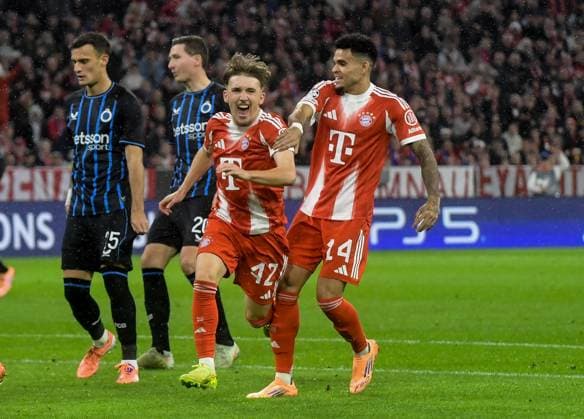 22 10 2025, xemx, Football UEFA Champions League, FC Bayern Muenchen Club Brugge v l Lennart Karl FC Bayern Muenchen Jubel, Torjubel, celebrate the goal, jubiliert über das Tor zum 1 0 DFL DFB REGULATIONS PROHIBIT ANY USE OF PHOTOGRAPHS as IMAGE SEQUENCES and or QUASI VIDEO Muenchen