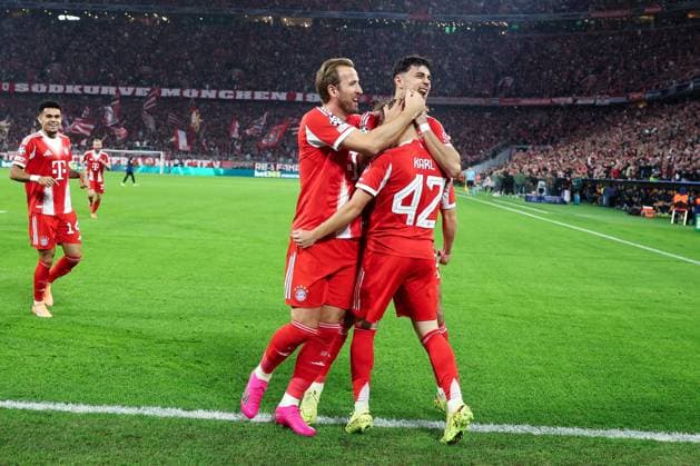 Harry Kane 9 FC Bayern Muenchen and Alexandar Pavlovic 45 FC Bayern Muenchen congratulate goalscorer Lennart Karl 42 FC Bayern Muenchen to 1 0, FC Bayern Muenchen vs Club Brugge, Football, Men, UEFA Champions League, Season 2025 2026, Allianz Arena, Matchday 3, 22 10 2025 Muenchen Bayern Germany Copyright: xkolbert-press MartinxAgüerax