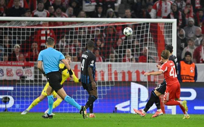 GOAL for 1 0 Lennart Karl Bayern Muenchen FCB 42 Goal kick Action Goal chance against goalkeeper Nordin Jackers Club Brugge FC Bruegge 29 Referee Referee Donatas Rumsas LTU FC Bayern Muenchen FCB vs Club Brugge FC Bruegge Matchday 03 22 10 2025 DFL REGULATIONS PROHIBIT ANY USE OF PHOTOGRAPHS AS IMAGE SEQUENCES AND OR QUASI VIDEO FC Bayern Muenchen FCB vs Club Brugge FC Bruegge
