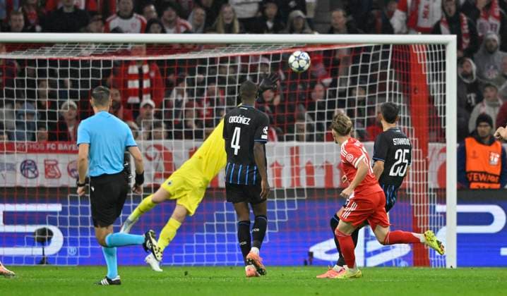 GOAL for 1 0 Lennart Karl Bayern Muenchen FCB 42 Goal kick Action Goal chance against goalkeeper Nordin Jackers Club Brugge FC Bruegge 29 Referee Referee Donatas Rumsas LTU FC Bayern Muenchen FCB vs Club Brugge FC Bruegge Matchday 03 22 10 2025 DFL REGULATIONS PROHIBIT ANY USE OF PHOTOGRAPHS AS IMAGE SEQUENCES AND OR QUASI VIDEO FC Bayern Muenchen FCB vs Club Brugge FC Bruegge