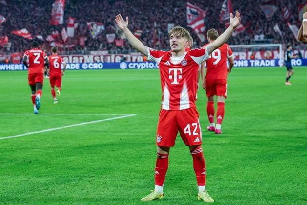 Lennart Karl 42 FC Bayern Muenchen poses in front of the fans after his goal for 1 0 FC Bayern Muenchen vs Club Brugge, Football, Men, UEFA Champions League, Season 2025 2026, Allianz Arena, Matchday 3, 22 10 2025 Muenchen Bayern Germany Copyright: xkolbert-press MartinxAgüerax