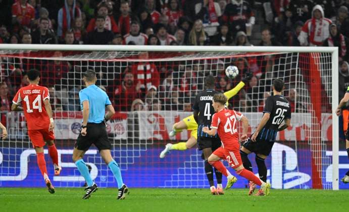 GOAL for 1 0 Lennart Karl Bayern Muenchen FCB 42 Goal kick Action Goal chance against goalkeeper Nordin Jackers Club Brugge FC Bruegge 29 Referee Referee Donatas Rumsas LTU FC Bayern Muenchen FCB vs Club Brugge FC Bruegge Matchday 03 22 10 2025 DFL REGULATIONS PROHIBIT ANY USE OF PHOTOGRAPHS AS IMAGE SEQUENCES AND OR QUASI VIDEO FC Bayern Muenchen FCB vs Club Brugge FC Bruegge