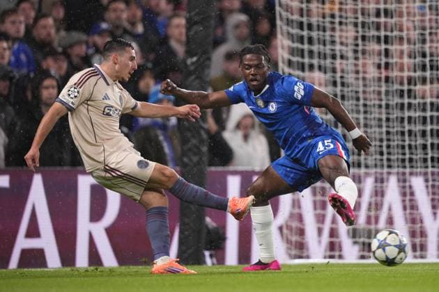 LONDON , 22-10-2025 , Stamford Bridge , season 2025 2026 , UEFA Champions League football , League phase Matchday 3 , match between Chelsea and Ajax , picture shows Ajax player Oscar Gloukh, Chelsea player Romeo Lavia Chelsea - Ajax  x31643275x Copyright: