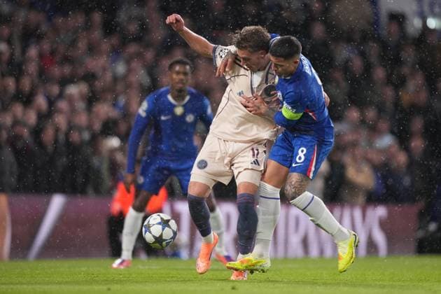 LONDON , 22-10-2025 , Stamford Bridge , season 2025 2026 , UEFA Champions League football , League phase Matchday 3 , match between Chelsea and Ajax , picture shows Ajax player Mika Godts, Chelsea player Enzo Fernandez Chelsea - Ajax  x31643276x Copyright: