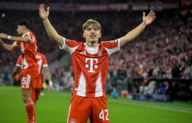 22 10 2025, xemx, Football UEFA Champions League, FC Bayern Muenchen Club Brugge v l Lennart Karl FC Bayern Muenchen Jubel, Torjubel, celebrate the goal, jubiliert über das Tor zum 1 0 DFL DFB REGULATIONS PROHIBIT ANY USE OF PHOTOGRAPHS as IMAGE SEQUENCES and or QUASI VIDEO Muenchen