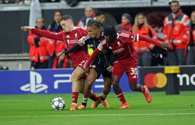 22 10 2025, xovx, Football UEFA Champions League, Eintracht Frankfurt FC Liverpool v l Florian Wirtz FC Liverpool , Jean Matteo Bahoya Eintracht Frankfurt , Jeremie Frimpong FC Liverpool DFL DFB REGULATIONS PROHIBIT ANY USE OF PHOTOGRAPHS as IMAGE SEQUENCES and or QUASI VIDEO emspor Frankfurt am Main