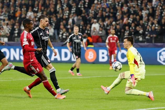 Alexander Isak Liverpool FC, 9 l with the chance to take the lead, Goalkeeper Michael Zetterer Eintracht Frankfurt, 23 r saves, Robin Koch Eintracht Frankfurt, 4 , 22 10 2025, Football, Uefa Champions League, Eintracht Frankfurt Liverpool FC, GER, Frankfurt am Main, Deutsche Bank Park Copyright: HMBxMedia xHeikoxBecker