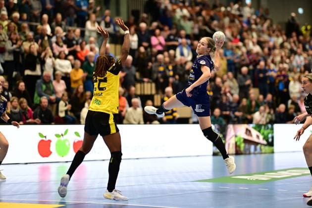Handball I Women I Season 2025 2026 I 1 HBF I 6 Matchday I Buxtehuder SV Borussia Dortmund I 22 10 2025 Deborah Lassource 22, Borussia Dortmund Johanna Andresen 18, Buxtehuder Sportverein Buxtehude Halle Nord Lower Saxony Germany Copyright: xLobeca FelixxSchlikisx