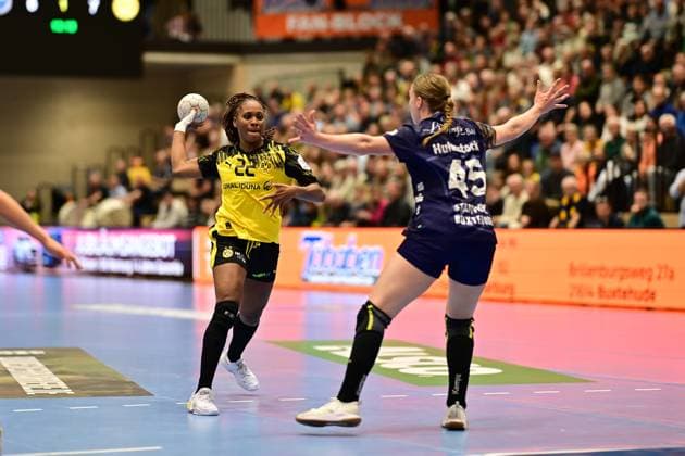 Handball I Women I Season 2025 2026 I 1 HBF I 6 Matchday I Buxtehuder SV Borussia Dortmund I 22 10 2025 Deborah Lassource 22, Borussia Dortmund Jolina Huhnstock 45, Buxtehuder Sportverein Buxtehude Halle Nord Niedersachsen Germany Copyright: xLobeca FelixxSchlikisx