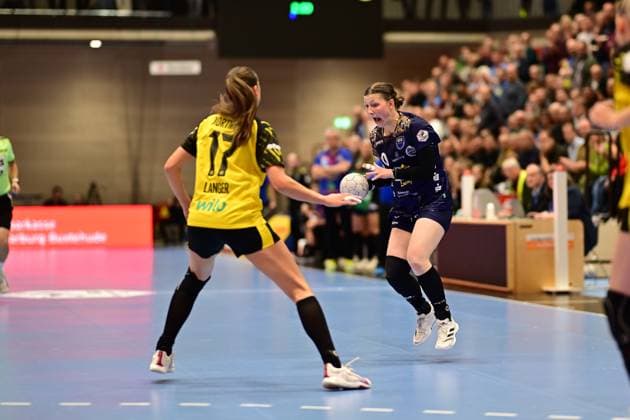 Handball I Women I Season 2025 2026 I 1 HBF I 6 Matchday I Buxtehuder SV Borussia Dortmund I 22 10 2025 Alicia Langer 17, Borussia Dortmund Anika Hampel 10, Buxtehuder Sportverein Buxtehude Halle Nord Lower Saxony Germany Copyright: xLobeca FelixxSchlikisx