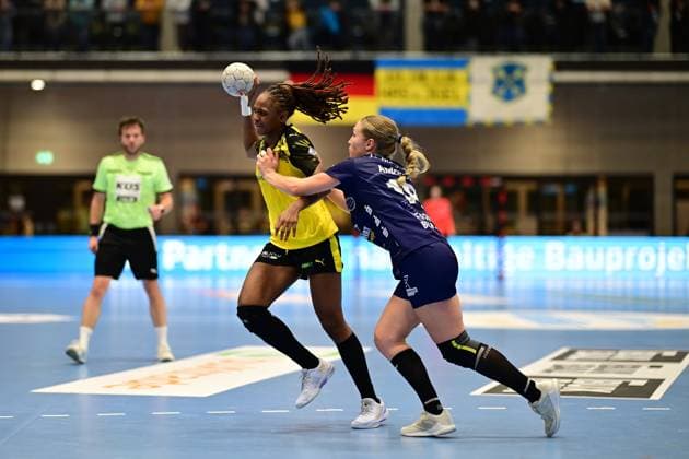 Handball I Women I Season 2025 2026 I 1 HBF I 6 Matchday I Buxtehuder SV Borussia Dortmund I 22 10 2025 Deborah Lassource 22, Borussia Dortmund Johanna Andresen 18, Buxtehuder Sportverein Buxtehude Halle Nord Lower Saxony Germany Copyright: xLobeca FelixxSchlikisx