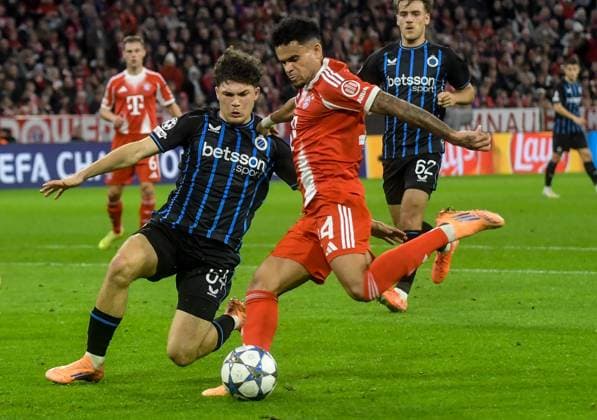 22 10 2025, xemx, Football UEFA Champions League, FC Bayern Muenchen Club Brugge v l Kyriani Sabbe Club Brugge , Luis Diaz FC Bayern Muenchen Zweikampf, Aktion, action, battle for the ball DFL DFB REGULATIONS PROHIBIT ANY USE OF PHOTOGRAPHS as IMAGE SEQUENCES and or QUASI VIDEO Muenchen