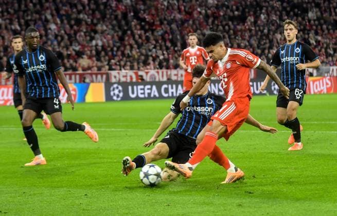 22 10 2025, xemx, Football UEFA Champions League, FC Bayern Muenchen Club Brugge v l Kyriani Sabbe Club Brugge , Luis Diaz FC Bayern Muenchen Zweikampf, Aktion, action, battle for the ball DFL DFB REGULATIONS PROHIBIT ANY USE OF PHOTOGRAPHS as IMAGE SEQUENCES and or QUASI VIDEO Muenchen