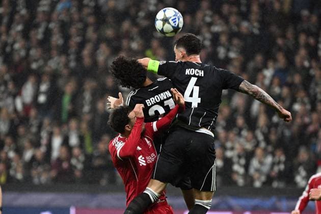 22 10 2025, xjhx, Football UEFA Champions League, Eintracht Frankfurt FC Liverpool v l Curtis Jones FC Liverpool Robin Koch Eintracht Frankfurt Nathaniel Brown Eintracht Frankfurt Zweikampf, Aktion, action, battle for the ball DFL DFB REGULATIONS PROHIBIT ANY USE OF PHOTOGRAPHS as IMAGE SEQUENCES and or QUASI VIDEO Frankfurt am Main