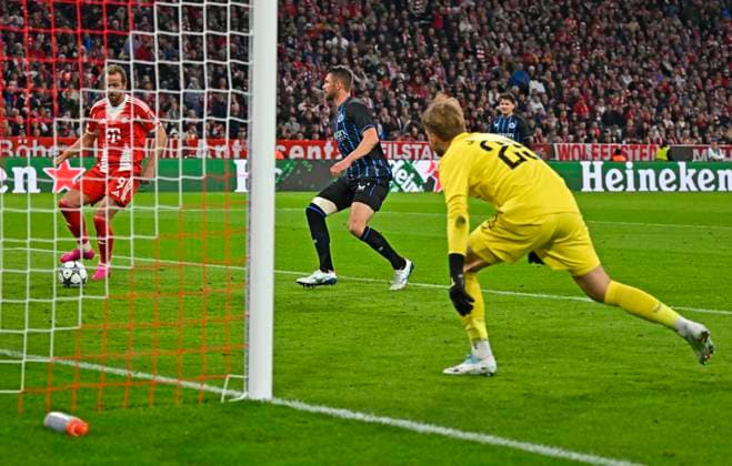 22 10 2025, Football UEFA Championsleague 2025 2026 Preliminary Round 3 Matchday, FC Bayern Munich Club Brugge, at Allianz Arena Munich Harry Kane FC Bayern Munich scores 2 0 DFL and DFB regulations prohibit any use of photographs as image sequences and or quasi video