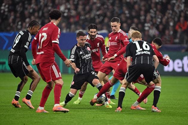 22 10 2025, xjhx, Football UEFA Champions League, Eintracht Frankfurt FC Liverpool v l Mario Götze Goetze Eintracht Frankfurt Florian Wirtz FC Liverpool FC Zweikampf, Aktion, action, battle for the ball UEFA REGULATIONS PROHIBIT ANY USE OF PHOTOGRAPHS as IMAGE SEQUENCES and or QUASI VIDEO Frankfurt am Main