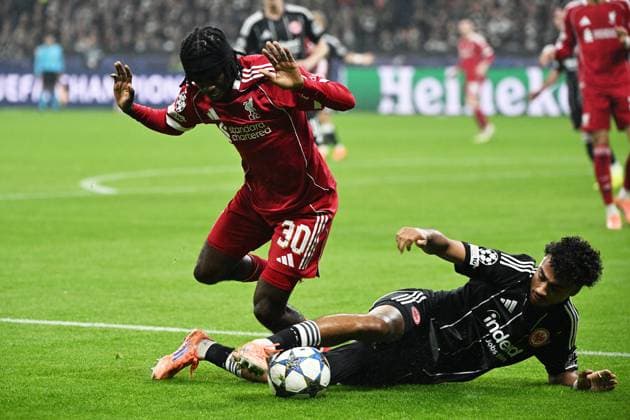 22 10 2025, xjhx, Football UEFA Champions League, Eintracht Frankfurt FC Liverpool v l Jeremie Frimpong FC Liverpool Nathaniel Brown Eintracht Frankfurt Zweikampf, Aktion, action, battle for the ball UEFA REGULATIONS PROHIBIT ANY USE OF PHOTOGRAPHS as IMAGE SEQUENCES and or QUASI VIDEO Frankfurt am Main