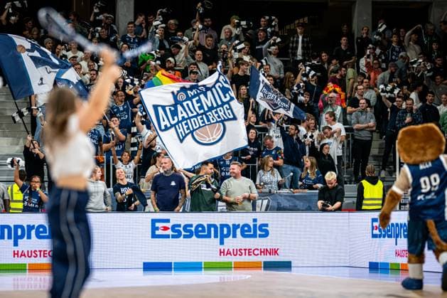 BCL MLP Academics Heidelberg Legia Warszawa 22 10 2025 Fans of MLP Academics Heidelberg celebrate with flags and scarves in the SNP Dome Basketball Champions League MLP Academics Heidelberg - Legia Warszawa, 22 10 2025 at SNP Dome, Heidelberg Copyright: xBEAUTIFULxSPORTS Gelhardtx