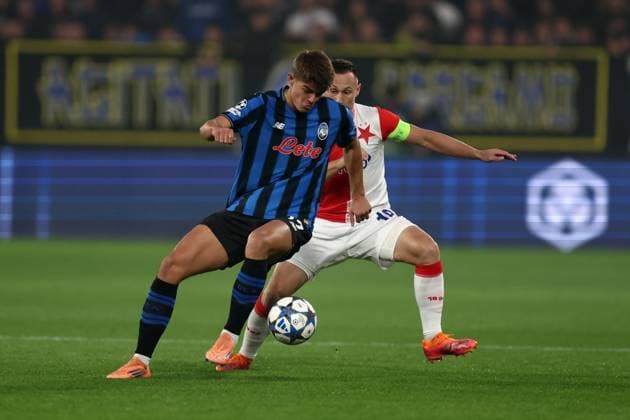 Charles De Ketelaere (Atalanta Bc) und Jan Boril (SK Slavia Praha) battle for the ball, UEFA Champions League 2025 26 League Phase MD3, Atalanta BC v SK Slavia Praha, Gewiss Stadium, October 22, 2025, Bergamo, Italy.