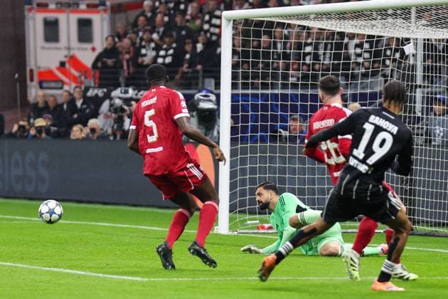 Giorgi Mamardashvili Liverpool FC, 25 holds the shot from Jean Matteo Bahoya Eintracht Frankfurt,19 UEFA Champions League, Matchday 3 Eintracht Frankfurt FC Liverpool on 22 10 25 at Deutsche Bank Park, Frankfurt Frankfurt Deutsche Bank Park Frankfurt Germany Copyright: xAlfioxMarinox