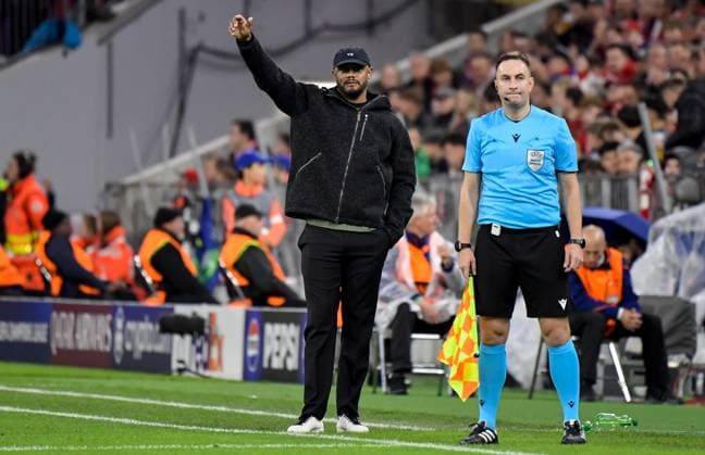 22 10 2025, xemx, Football UEFA Champions League, FC Bayern Muenchen Club Brugge v l Head Coach Vincent Kompany FC Bayern Muenchen gives instructions, gesticulates with arms, gesticulate, gives instructions DFL DFB REGULATIONS PROHIBIT ANY USE OF PHOTOGRAPHS as IMAGE SEQUENCES and or QUASI VIDEO Muenchen