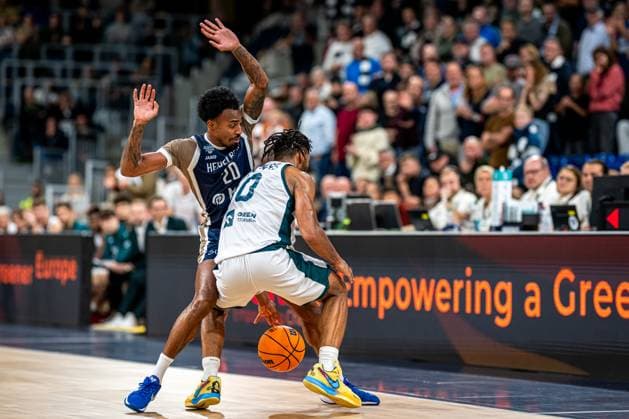 BCL MLP Academics Heidelberg Legia Warszawa 22 10 2025 Michael Weathers 20 MLP Academics Heidelberg defends against Jayvon Graves 0 Legia Warszawa with ball Basketball Champions League MLP Academics Heidelberg - Legia Warszawa, 22 10 2025 at SNP Dome, Heidelberg Copyright: xBEAUTIFULxSPORTS Gelhardtx