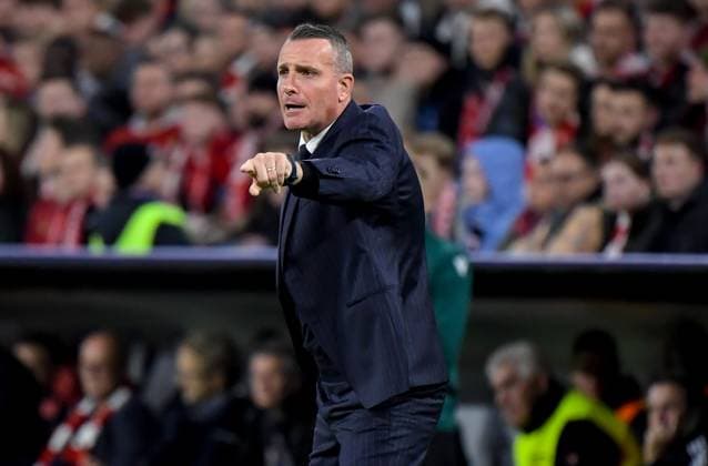 22 10 2025, xemx, Football UEFA Champions League, FC Bayern Muenchen Club Brugge v l Head Coach Nicky Hayen Club Brugge gives instructions, gesticulates with arms, gesticulate, gives instructions DFL DFB REGULATIONS PROHIBIT ANY USE OF PHOTOGRAPHS as IMAGE SEQUENCES and or QUASI VIDEO Muenchen