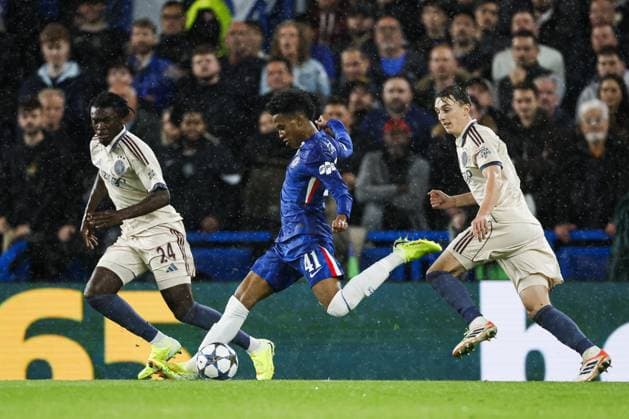 LONDON - (l-r) Jorthy Mokio of Ajax, Estevao of Chelsea FC, and Youri Baas of Ajax during the UEFA Champions League match between Chelsea FC and AFC Ajax at Stamford Bridge on October 22, 2025, in London, United Kingdom. ANP MAURICE VAN STEEN UEFA Champions League 2025-2026 xVIxANPxSportx xxANPxIVx 539989599 originalFilename: 539989599.jpg