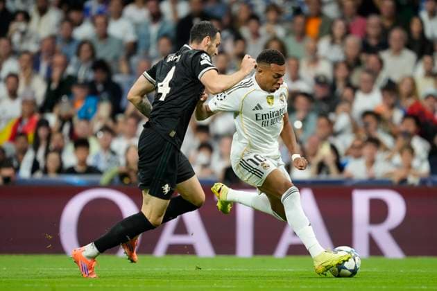 Real Madrid C.F. v Juventus - UEFA Champions League 2025 26 League Phase MD3 Kylian Mbappe centre-forward of Real Madrid and France controls the ball during the UEFA Champions League 2025 26 League Phase MD3 match between Real Madrid C.F. and Juventus at Estadio Santiago Bernabeu on October 22, 2025 in Madrid, Spain. Madrid Spain  Copyright: xJosexBretonx originalFilename:bretonhernandez-realmadr251022_np4QL.jpg