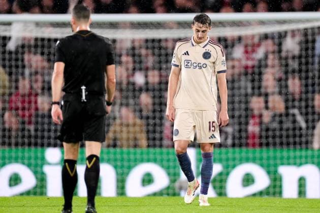 2025-10-22 Chelsea FC v AFC Ajax - UEFA Champions League 2025 26 League Phase MD3 LONDON, UNITED KINGDOM - OCTOBER 22: Youri Baas of AFC Ajax looks dejected after conceding his sides second goal during the UEFA Champions League 2025 26 League Phase MD3 match between Chelsea FC and AFC Ajax at Stamford Bridge on October 22, 2025 in London, England. London Stamford Bridge United Kingdom Content not available for redistribution in The Netherlands directly or indirectly through any third parties. Copyright: xJorisxVerwijstx