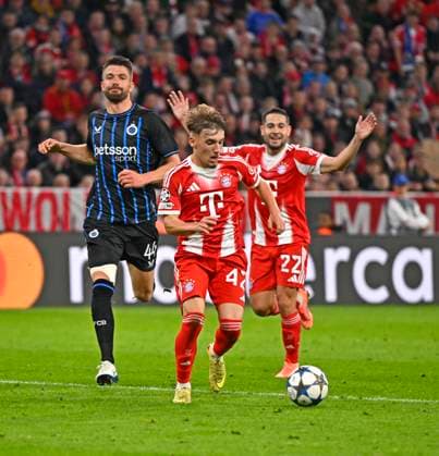 22 10 2025, Football UEFA Championsleague 2025 2026 Preliminary Round 3 Matchday, FC Bayern Munich Club Brugge, in the Allianz Arena Munich f l Brandon Mechele Club Brugge , Lennart Karl FC Bayern Munich and Raphael Guerreiro FC Bayern Munich DFL and DFB regulations prohibit any use of photographs as image sequences and or quasi video