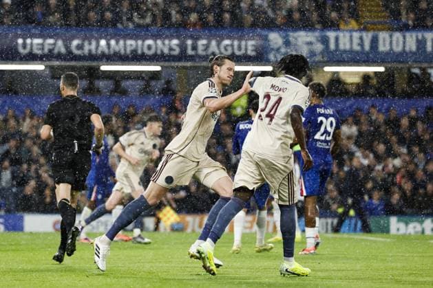 LONDON (l-r) Wout Weghorst of Ajax and Jorthy Mokio of Ajax celebrate the 2-1 goal during the UEFA Champions League match between Chelsea FC and AFC Ajax at Stamford Bridge on October 22, 2025, in London, United Kingdom. ANP MAURICE VAN STEEN UEFA Champions League 2025-2026 xVIxANPxSportx xxANPxIVx 539990444 originalFilename: 539990444.jpg