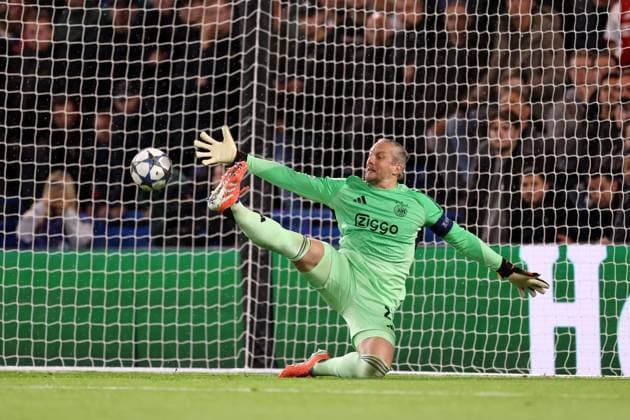 Chelsea gegen Ajax 22. Oktober 2025, London UEFA-Champions-League-Phase Chelsea gegen Ajax Ajax-Torhüter Remko Pasveer ist beim zweiten Chelsea-Tor, erzielt von Moises Caicedo von Chelsea, geschlagen Foto Jacques Feeney Offside London UK  Copyright: xJacquesxFeeneyx xOffsidexOffside