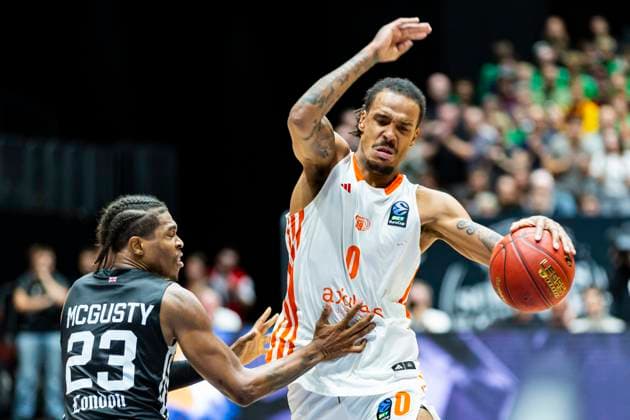 22 10 2025, xomx, Basketball BKT EuroCup, NINERS Chemnitz London Lions v l Kameron Mcgusty London Lions and co in a duel on the ball Chemnitz