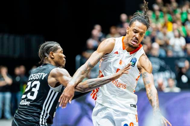 22 10 2025, xomx, Basketball BKT EuroCup, NINERS Chemnitz London Lions v l Kameron Mcgusty London Lions and co in a duel on the ball Chemnitz