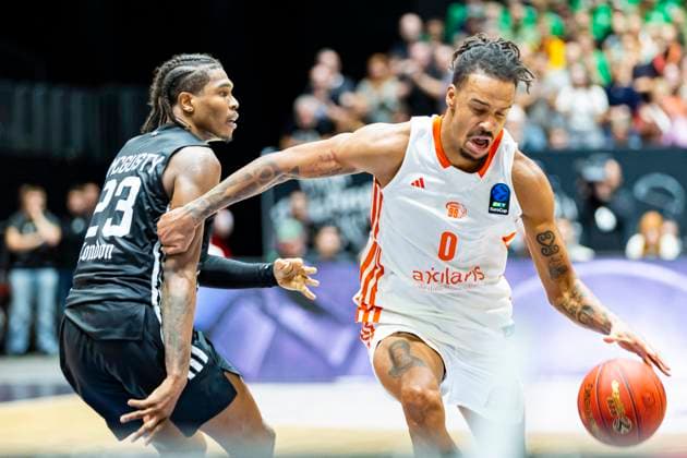 22 10 2025, xomx, Basketball BKT EuroCup, NINERS Chemnitz London Lions v l Kameron Mcgusty London Lions and co in a duel on the ball Chemnitz