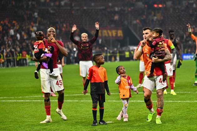 Galatasaray v Bodo Glimt - UEFA Champions League ISTANBUL, TURKIYE - OCTOBER 22: Players of Galatasaray greet the fans after the UEFA Champions League third-week football match between Galatasaray and Bodo Glimt at RAMS Park in Istanbul, Turkiye on October 22, 2025. Cem Tekkesinoglu Anadolu Istanbul Turkey. Editorial use only. Please get in touch for any other usage.  Copyright: x2025xAnadoluxCemxTekkesinoglux