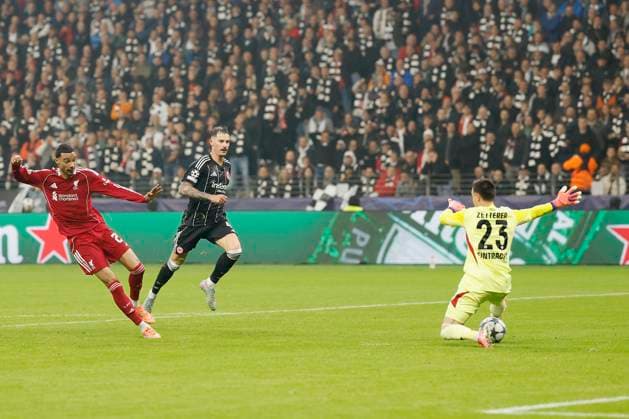 v l Hugo Ekitike Liverpool FC, 22 , Goal scored, scored the goal to 1 1, celebrate the goal, Robin Koch Eintracht Frankfurt, 4 and goalkeeper Michael Zetterer Eintracht Frankfurt, 23 , 22 10 2025, Football, Uefa Champions League, Eintracht Frankfurt Liverpool FC, GER, Frankfurt am Main, Deutsche Bank Park Copyright: HMBxMedia xHeikoxBecker