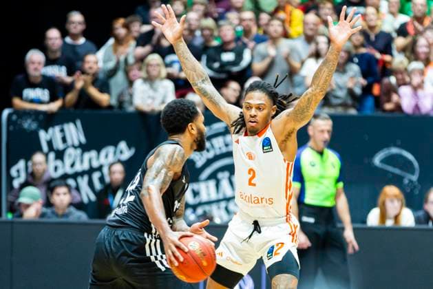 22 10 2025, xomx, Basketball BKT EuroCup, NINERS Chemnitz London Lions v l Tarik Phillip London Lions on the ball in a duel with Nike Sibande Niners Chemnitz Chemnitz