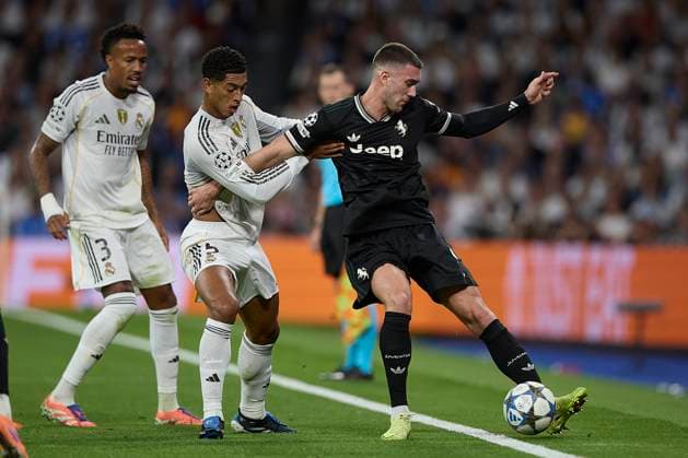 Dusan Vlahovic (Juventus Turin) and Jude Bellingham (Real Madrid CF) battle for the ball during the UEFA Champions League 2025 26 League Phase MD3 match between Real Madrid C.F. v Juventus at Estadio Santiago Bernabeu on October 22, 2025 in Madrid, Spain. (Photo by Manu Reino DeFodi Images) Dusan Vlahovic Juventus Turin and Jude Bellingham Real Madrid CF battle for the ball during the UEFA Champions League 2025 26 League Phase MD3 match between Real Madrid C F v Juventus at Estadio Santiago Bernabeu on October 22, 2025 in Madrid, Spain Photo by Manu Reino DeFodi Images