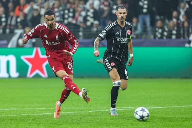 UEFA Champions League Eintracht Frankfurt Liverpool FC on 22 10 2025 at Deutsche Bank Park in Frankfurt Hugo Ekitike Liverpool 22 scores the goal to make it 1 - 1, Robin Koch Frankfurt 4 just looks on MH