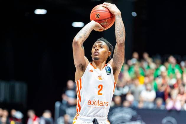 22 10 2025, xomx, Basketball BKT EuroCup, NINERS Chemnitz London Lions v l Nike Sibande Niners Chemnitz on the ball Chemnitz