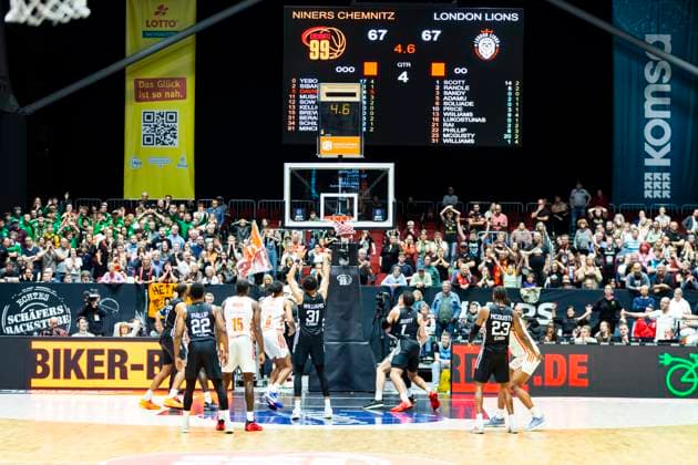 22 10 2025, xomx, Basketball BKT EuroCup, NINERS Chemnitz London Lions v l Deane Williams London Lions with the winning goal Final score 67 68 Chemnitz