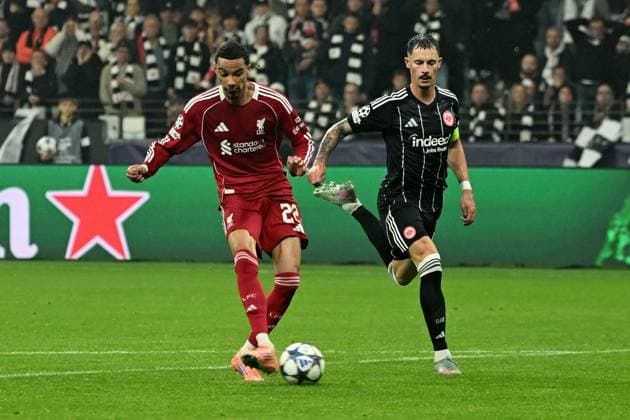 22 10 2025, xjhx, Fussball UEFA Champions League, Eintracht Frankfurt FC Liverpool v l Hugo Ekitike FC Liverpool Torschuetze, erzielt das Tor, Treffer, scores the goal 1 1 Robin Koch Eintracht Frankfurt UEFA REGULATIONS PROHIBIT ANY USE OF PHOTOGRAPHS as IMAGE SEQUENCES and or QUASI VIDEO Frankfurt am Main