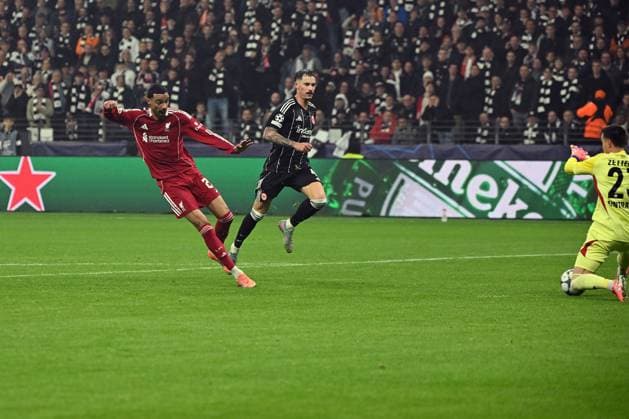 22 10 2025, xjhx, Fussball UEFA Champions League, Eintracht Frankfurt FC Liverpool v l Hugo Ekitike FC Liverpool Torschuetze, erzielt das Tor, Treffer, scores the goal 1 1 Robin Koch Eintracht Frankfurt Michael Zetterer Eintracht Frankfurt UEFA REGULATIONS PROHIBIT ANY USE OF PHOTOGRAPHS as IMAGE SEQUENCES and or QUASI VIDEO Frankfurt am Main