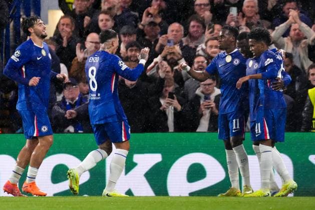 2025-10-22 Chelsea FC v AFC Ajax - UEFA Champions League 2025 26 League Phase MD3 LONDON, UNITED KINGDOM - OCTOBER 22: Moises Caicedo of Chelsea FC celebrates after scoring his teams second goal, Estevao of Chelsea FC, Jamie Gittens of Chelsea FC during the UEFA Champions League 2025 26 League Phase MD3 match between Chelsea FC and AFC Ajax at Stamford Bridge on October 22, 2025 in London, England. London Stamford Bridge United Kingdom Content not available for redistribution in The Netherlands directly or indirectly through any third parties. Copyright: xJorisxVerwijstx