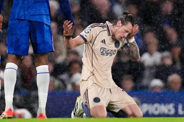 2025-10-22 Chelsea FC v AFC Ajax - UEFA Champions League 2025 26 League Phase MD3 LONDON, UNITED KINGDOM - OCTOBER 22: Wout Weghorst of AFC Ajax with injury on his head during the UEFA Champions League 2025 26 League Phase MD3 match between Chelsea FC and AFC Ajax at Stamford Bridge on October 22, 2025 in London, England. London Stamford Bridge United Kingdom Content not available for redistribution in The Netherlands directly or indirectly through any third parties. Copyright: xJorisxVerwijstx