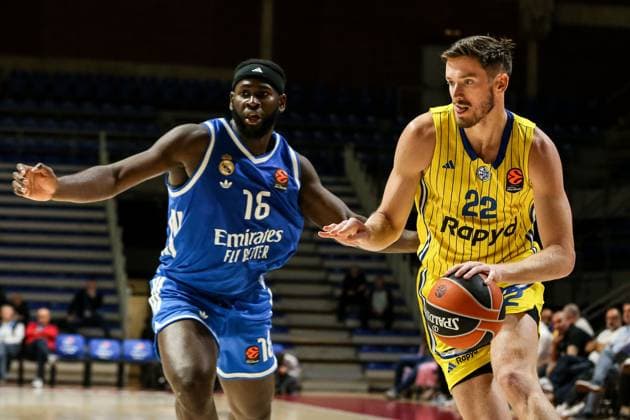 Maccabi Tel Aviv v Real Madrid - Turkish Airlines EuroLeague BELGRADE, SERBIA - OCTOBER 22: T.J. Leaf of Maccabi Tel Aviv in action against Usman Garuba of Real Madrid during Turkish Airlines EuroLeague basketball match between Maccabi Tel Aviv and Real Madrid at Aleksandar Nikolic Hall in Belgrade, Serbia on October 22, 2025. Filip Stevanovic Anadolu Belgrade Serbia. Editorial use only. Please get in touch for any other usage.  Copyright: x2025xAnadoluxFilipxStevanovicx